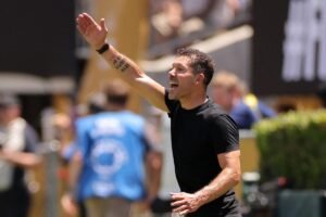 Lire la suite à propos de l’article Simeone tacle le PSG sur les 70M pour Kvaratskhelia