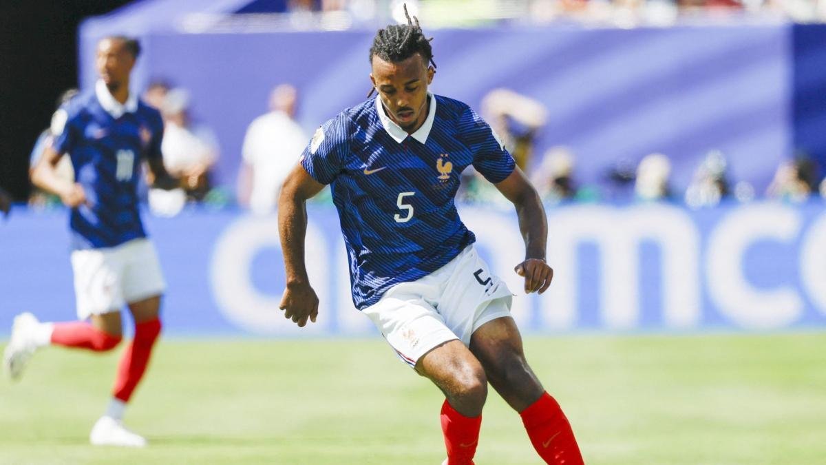 You are currently viewing Jules Koundé révèle ce que les Bleus ont fait pendant 2h12 d’interruption