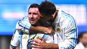 Lire la suite à propos de l’article Messi en larmes après la finale : un adieu au Mondial en images