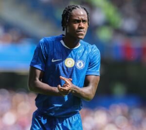 Lire la suite à propos de l’article Chalobah à Como : Chelsea tient bon sur les 5 millions qui bloquent tout