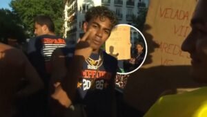 Lire la suite à propos de l’article Yamal brandit la pancarte Paredes-Gavi : le fou rire de la parade espagnole