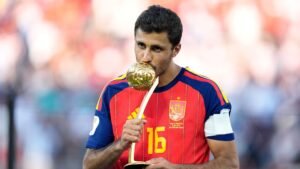 Lire la suite à propos de l’article Rodri sacré meilleur joueur du Mondial 2026 : l&rsquo;Espagne rafle tout